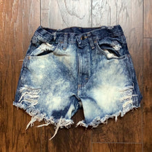 Load image into Gallery viewer, Wrangler Rustler Distressed Shorts

